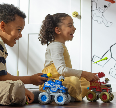 Psi Patrol Marshall I Chase Pojazdy Terenowe Zestaw Rescue Wheels + Figurki i maskotka Chase 23 cm