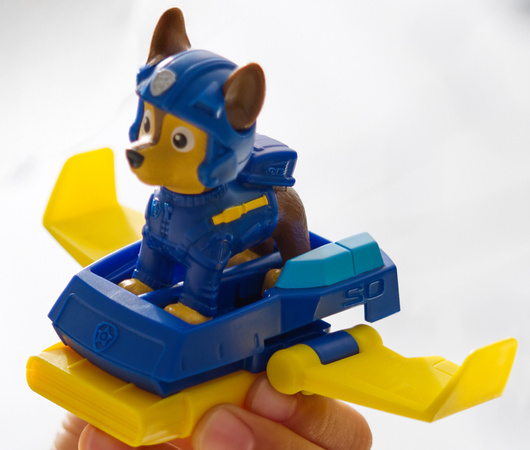 Psi Patrol Chase figurka z deską hoverboard 6,5 cm